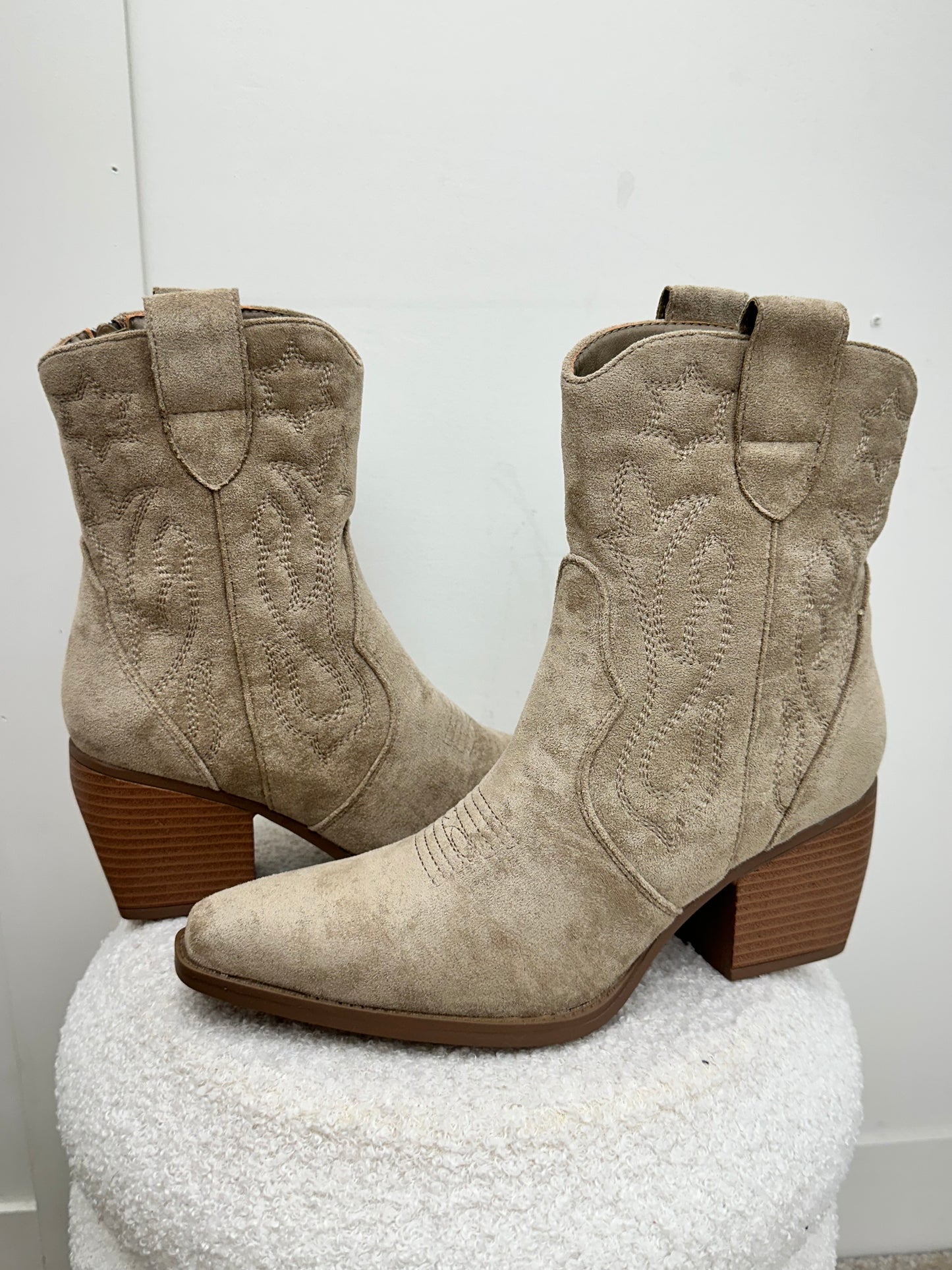 COWBOY BOOTS ANKLE LENGTH