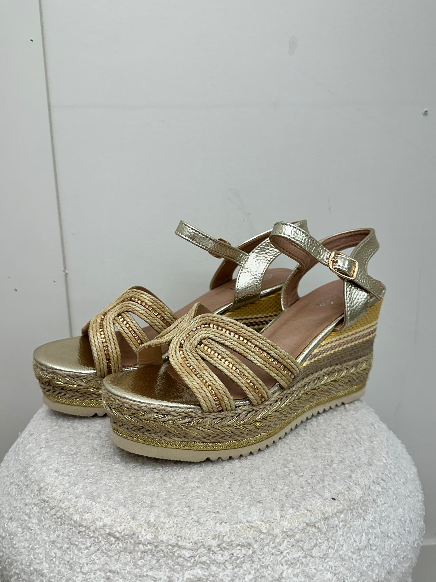 GOLD DETAILS WEDGES