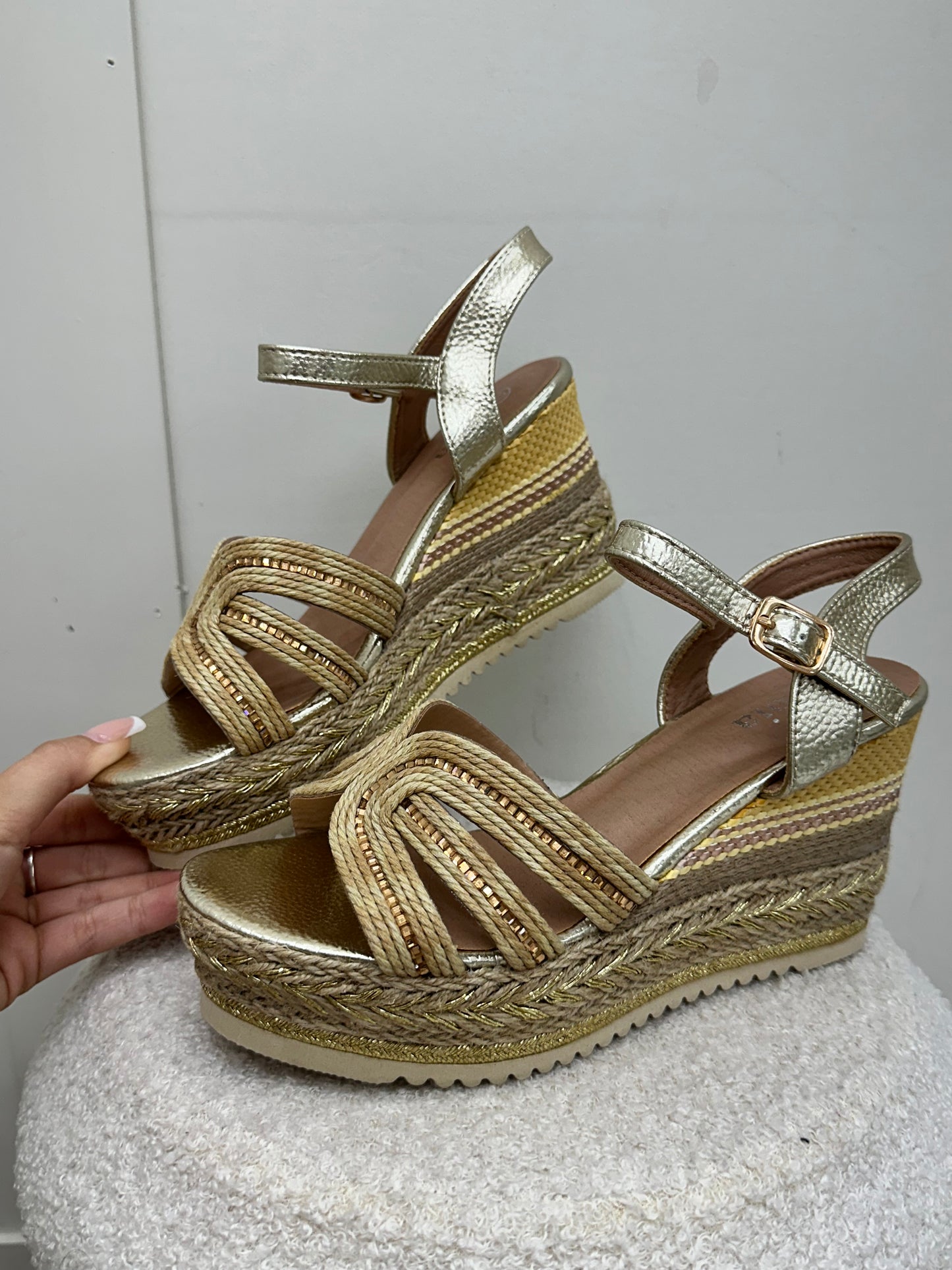 GOLD DETAILS WEDGES