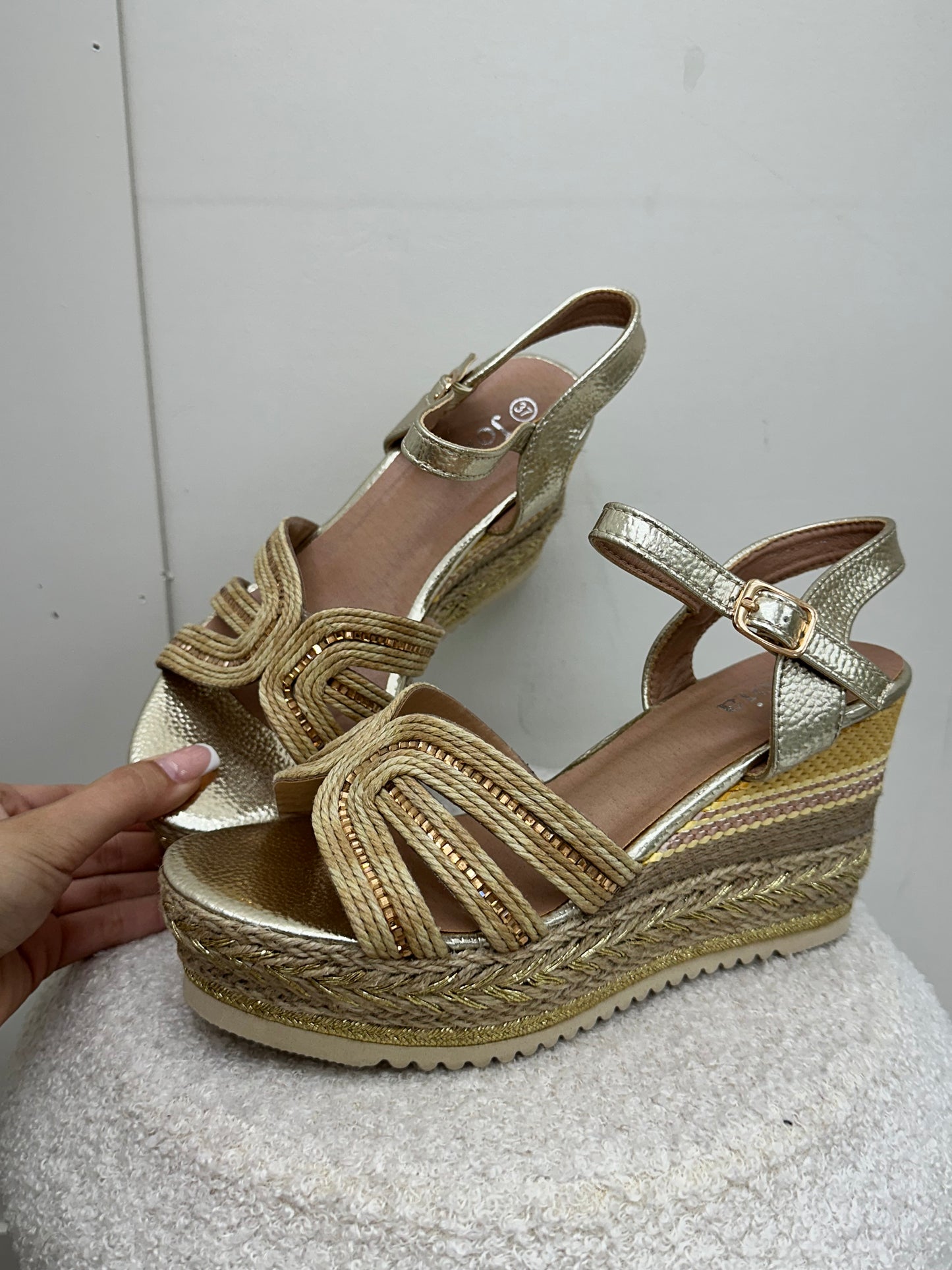 GOLD DETAILS WEDGES