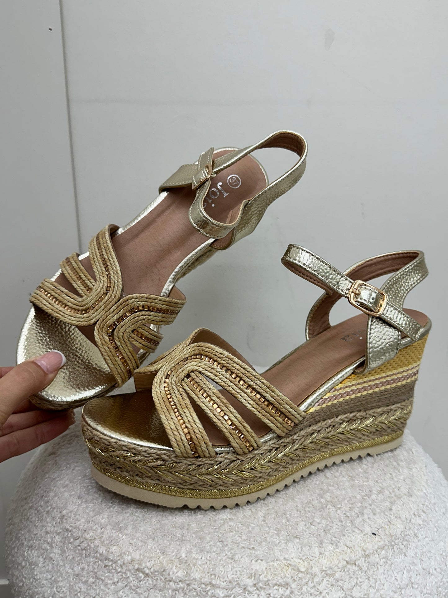 GOLD DETAILS WEDGES